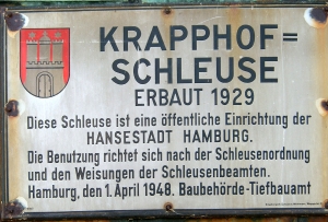 Das Hinweisschild an der Krapphofschleuse von 1949, Foto: Staro1, Wikimedia