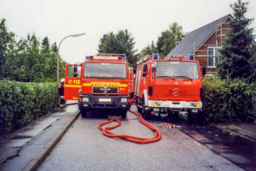 Starkregen Heulandhagen zwischen Klaus-Schaumann-Straße und Katendeich, Einsatz der Feuerwehr zum Abpumpen, 18.7.2002